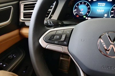 2026 Volkswagen Atlas Cross Sport 2.0T SEL R-Line Black