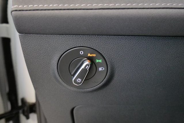 2026 Volkswagen Taos 1.5T SE Black