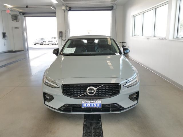 2024 Volvo S60 B5 Core Dark Theme